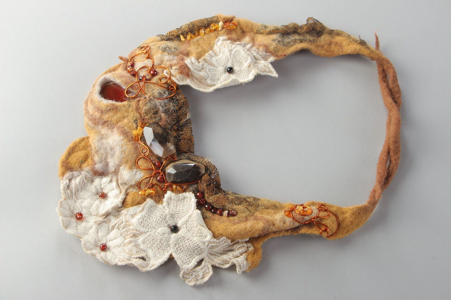 Handgemachtes Collier aus Wolle mit Natursteinen Achat und Kambaistein foto 2