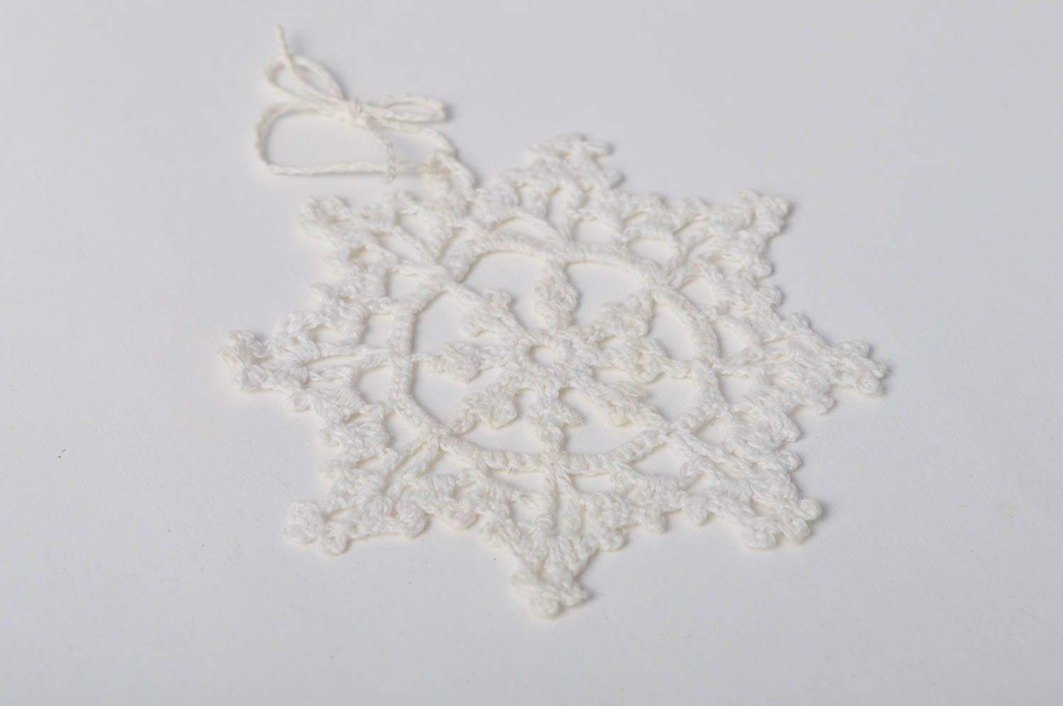 Елочная игрушка ручной работы подвеска снежинка декоративная подвеска белая фото 3