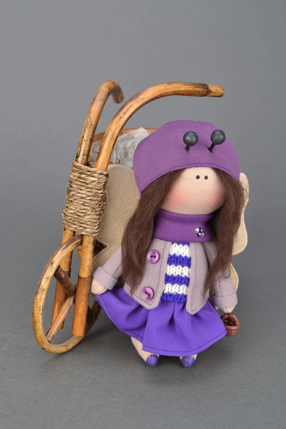 Künstler Puppe aus Stoff in lila Kleidung foto 1