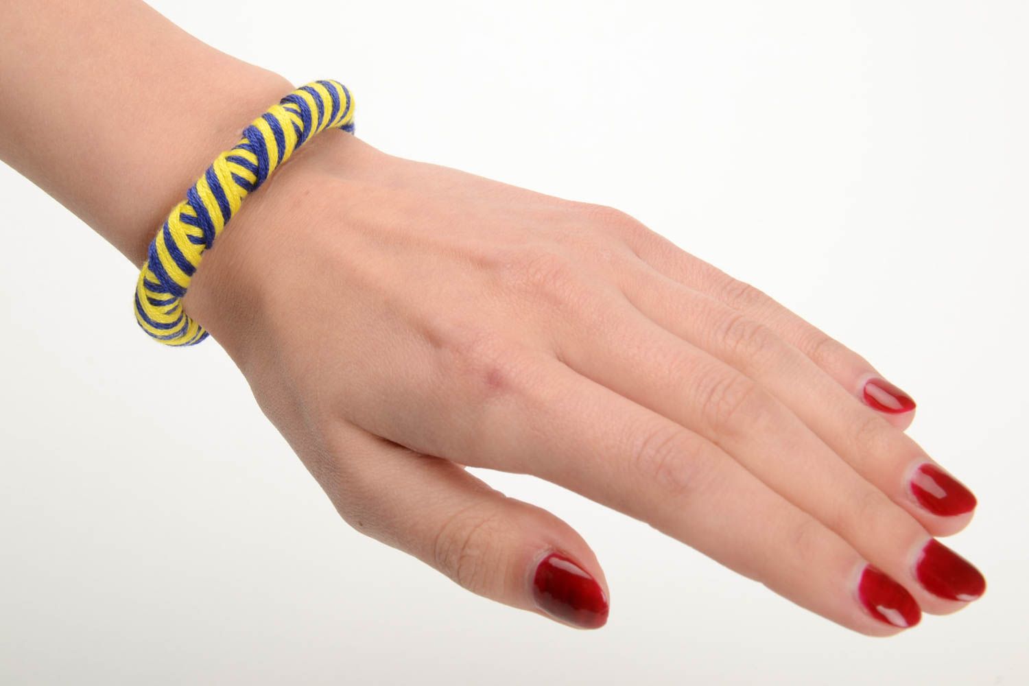 Bracelet fait main tressé en fils mouliné et lacet paracorde jaune bleu photo 5