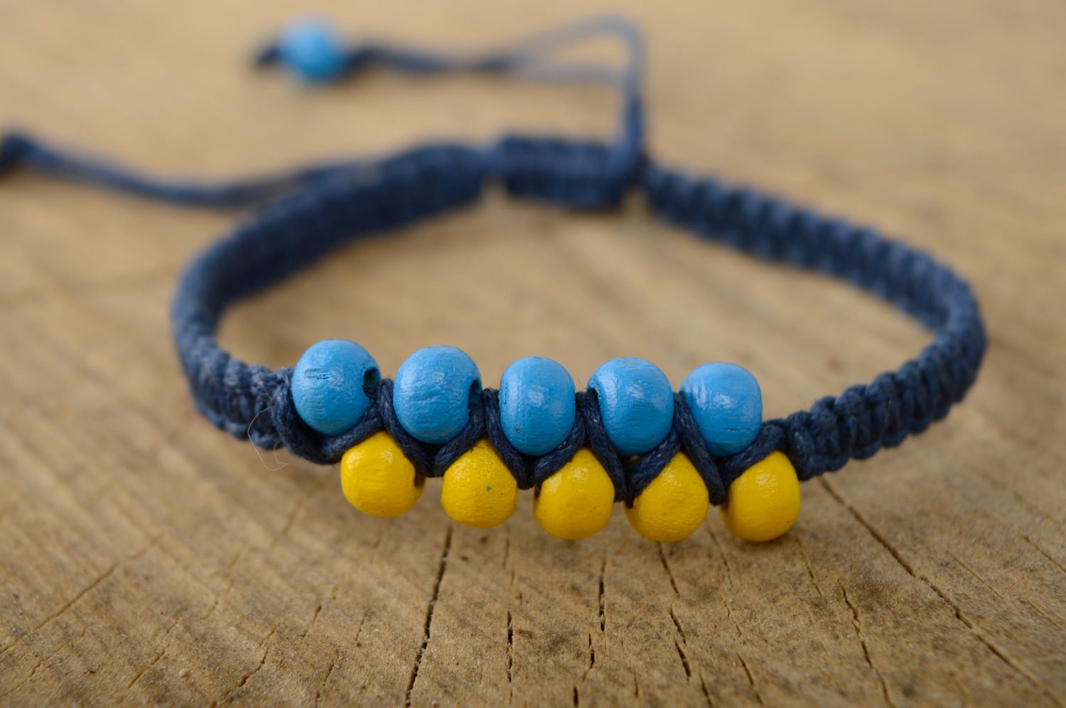 Bracelet en macramé original lacet bleu ciré et perles en bois fait main photo 1