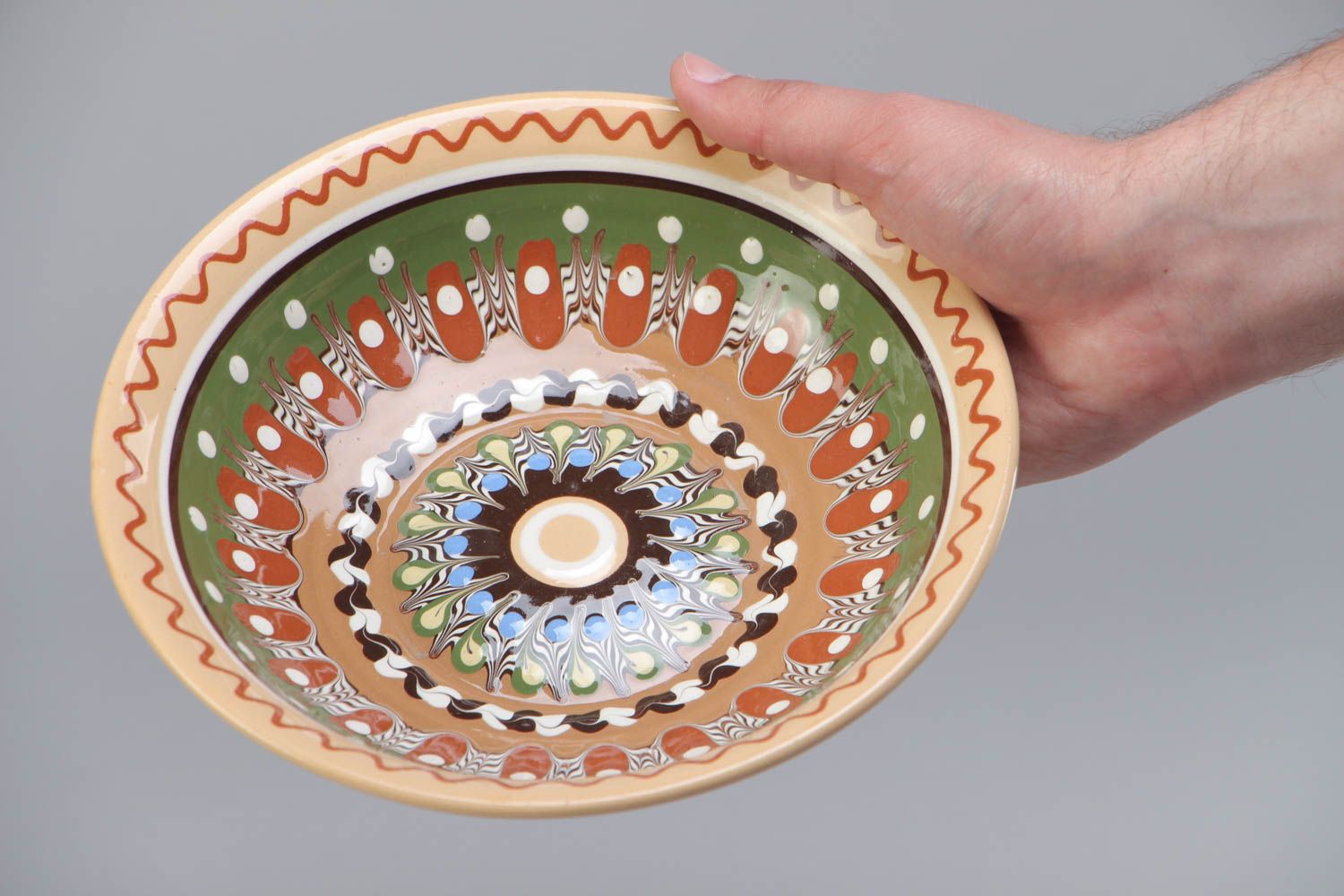 Керамическая тарелка глубокая с росписью цветными эмалями для подачи блюд хенд мэйд фото 5