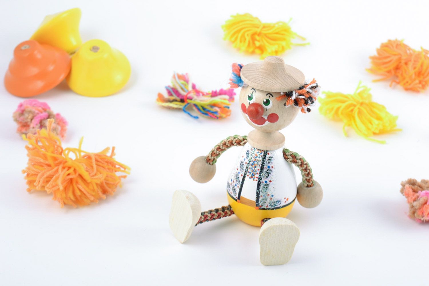 Handgemachtes interessantes Spielzeug aus Holz Clown im Hut mit Bemalung für Kinder foto 1