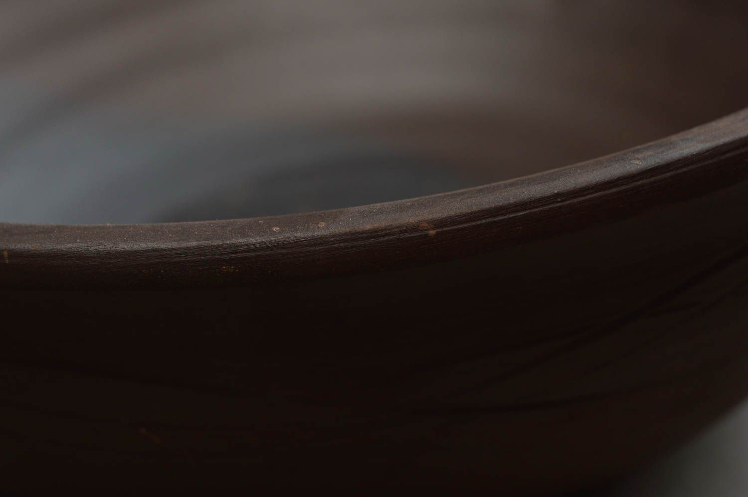 Saladier en céramique brun foncé creux de taille moyenne fait main original photo 5