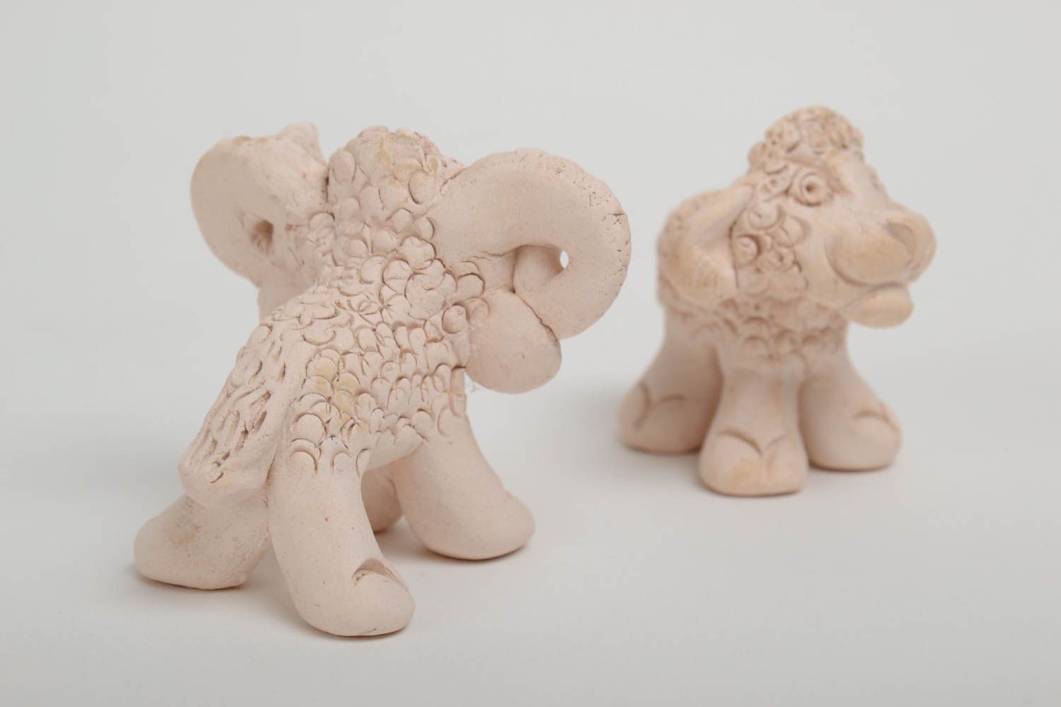 Ensemble de figurines en argile mouton et brebis faites main 2 pièces à peindre photo 3