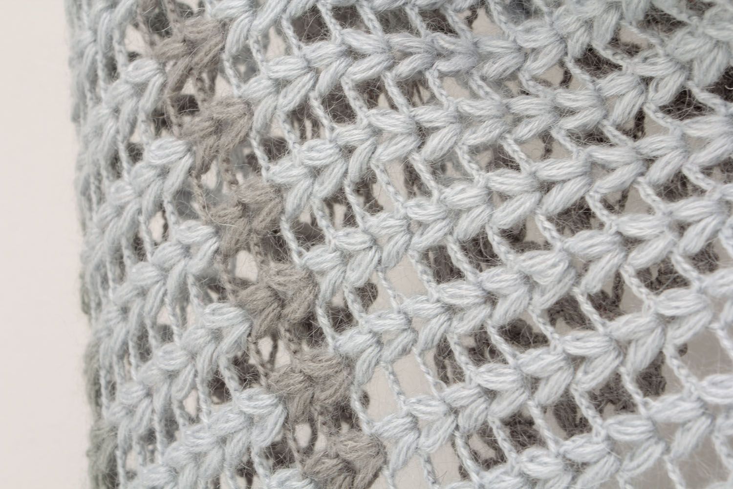 Châle en laine tricoté fait main gris chaud et joli accessoire pour femme photo 3