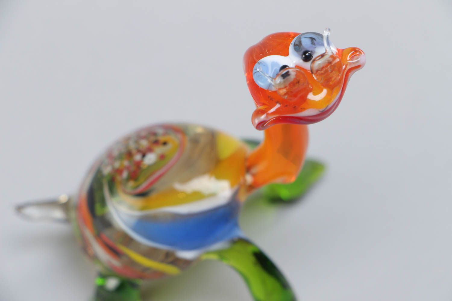Фигурка из стекла ручной работы в виде разноцветной черепахи  в технике лэмпворк фото 3