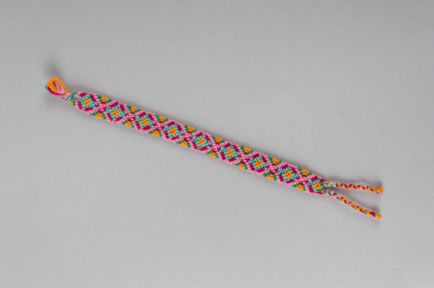 Красочный нитяной браслет ручной работы авторского дизайна плетеный красивый фото 2