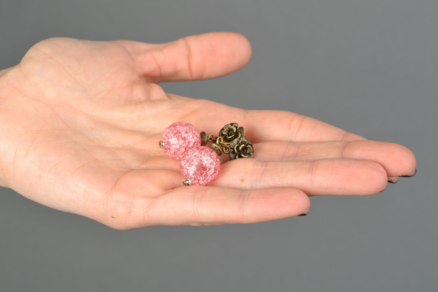 Серьги гвоздики с подвесками из бусин Розовые шары фото 2
