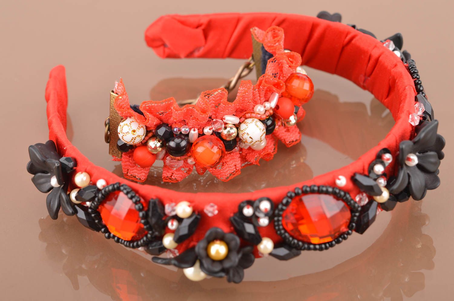 Set of handmade beaded jewelry 2 pieces red-black bracelet and hairband photo 2
