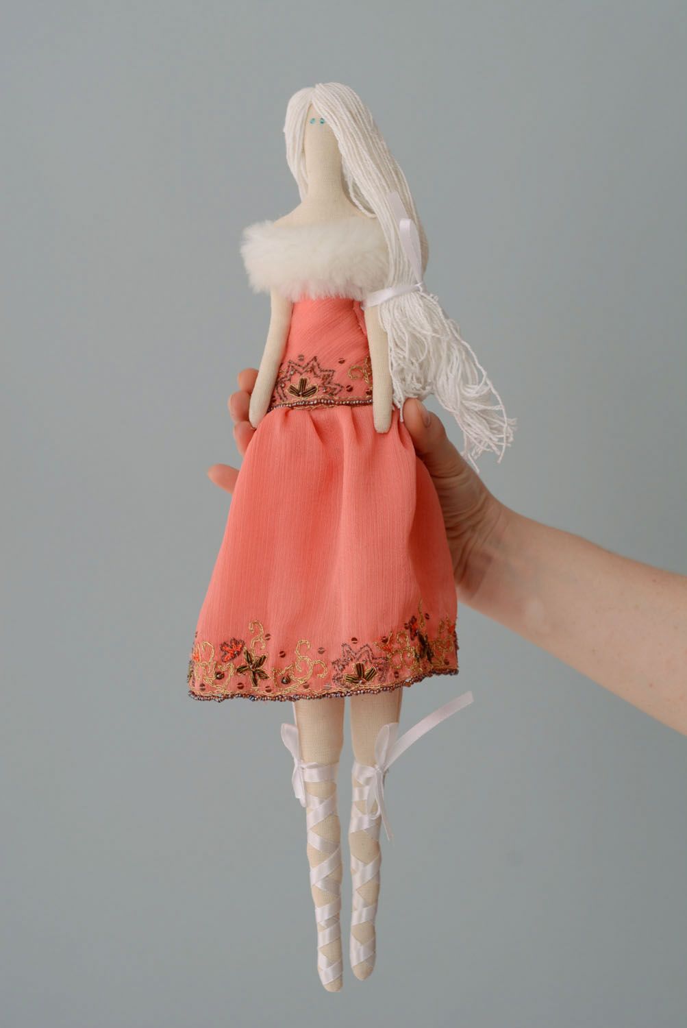 Muñeca artesanal con pelo blanco largo foto 7