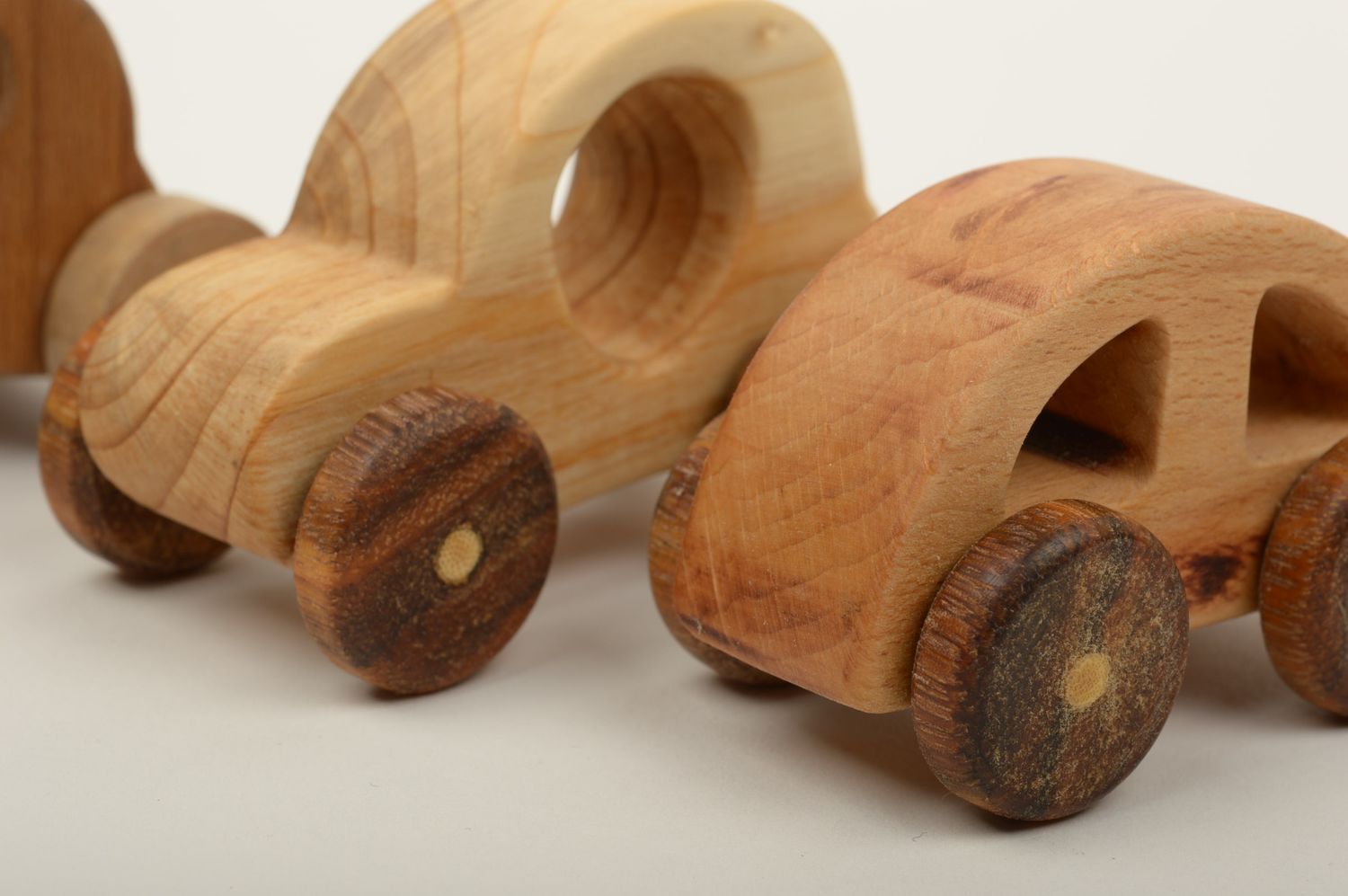 Игрушки ручной работы деревянные машинки набор 3 штуки игрушки из дерева фото 4
