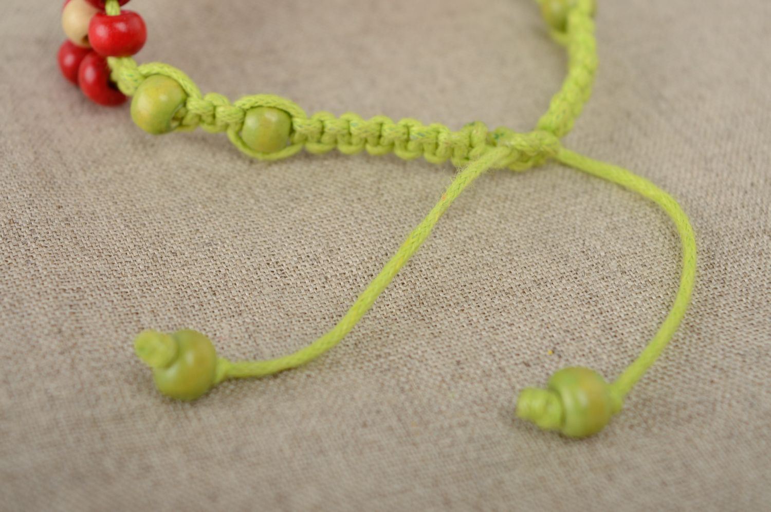 Плетеный браслет макраме из вощеного шнурка и деревянных бусин цветочный фото 4