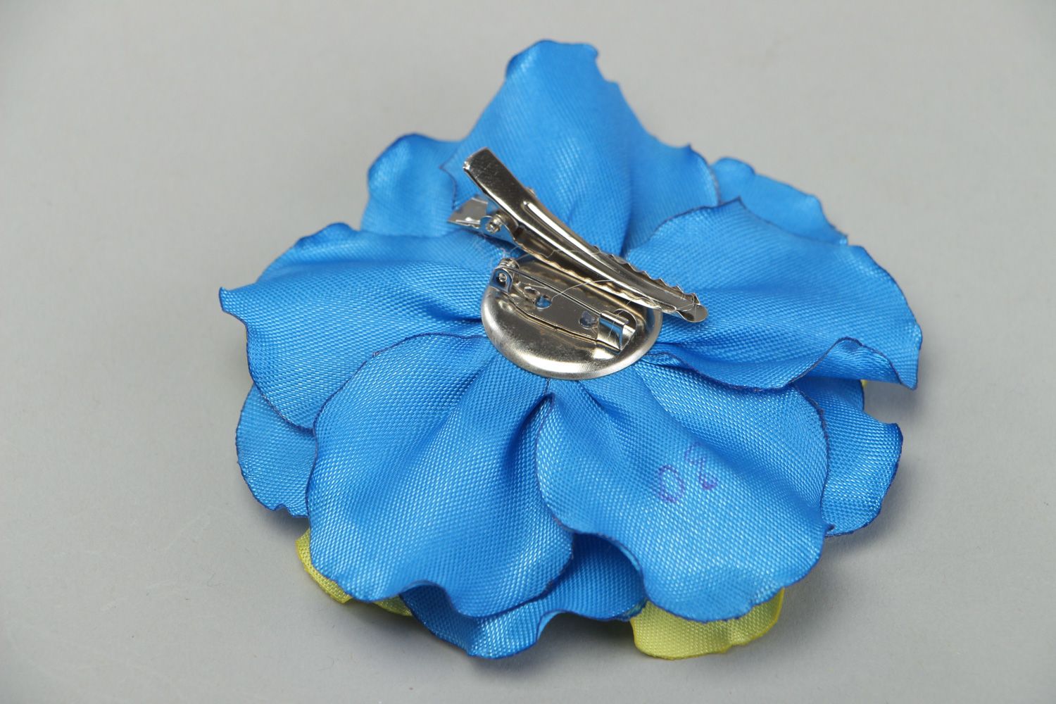 Broche barrette faite main originale en tissu de satin Fleur bleu jaune photo 3
