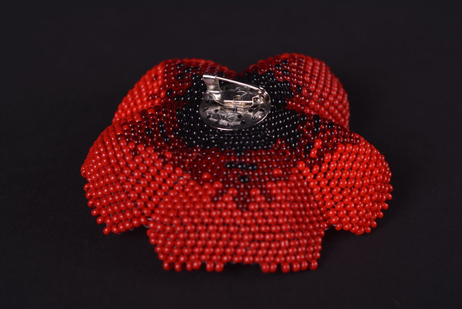 Broche fleur Bijou fait main pavot rouge Accessoire femme en perles de rocaille photo 3