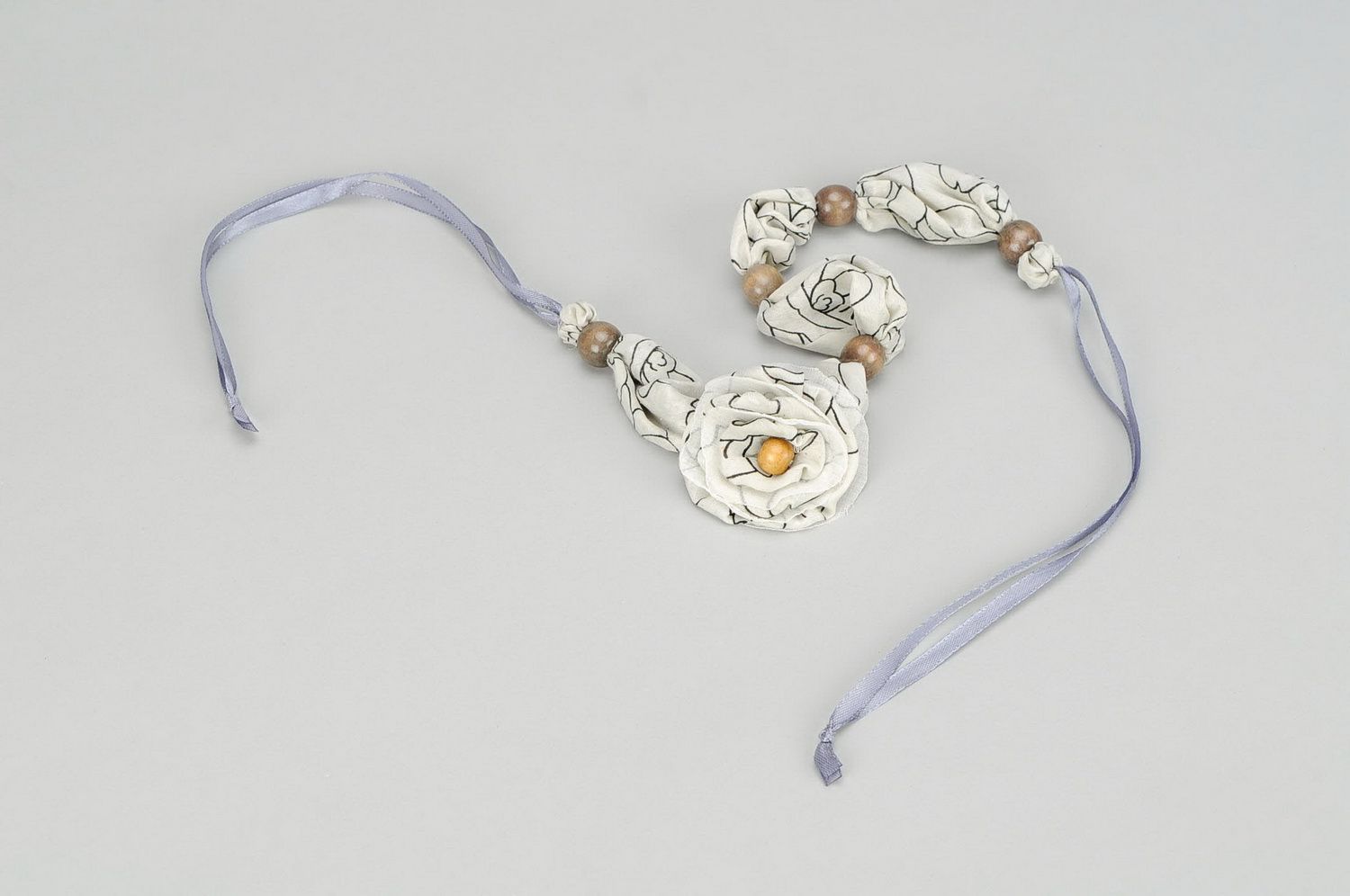 Handmade Halskette aus Holz und Atlas „Elegant Grau“ foto 1