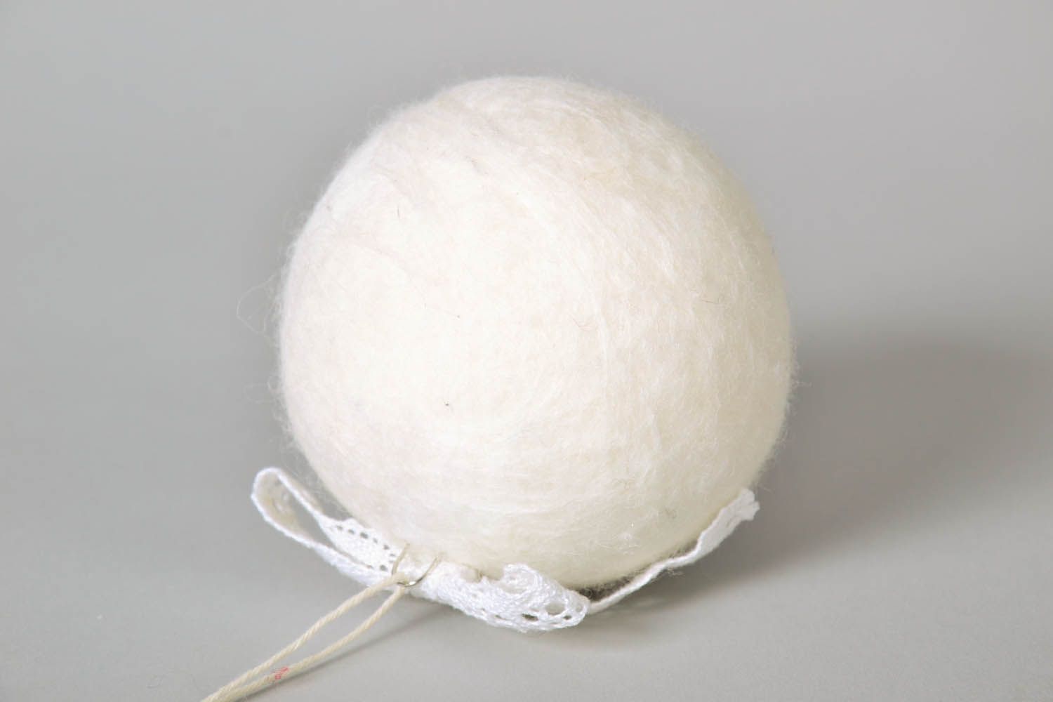 Bola artesanal de Natal de lã decorada à mão com lã e renda foto 4