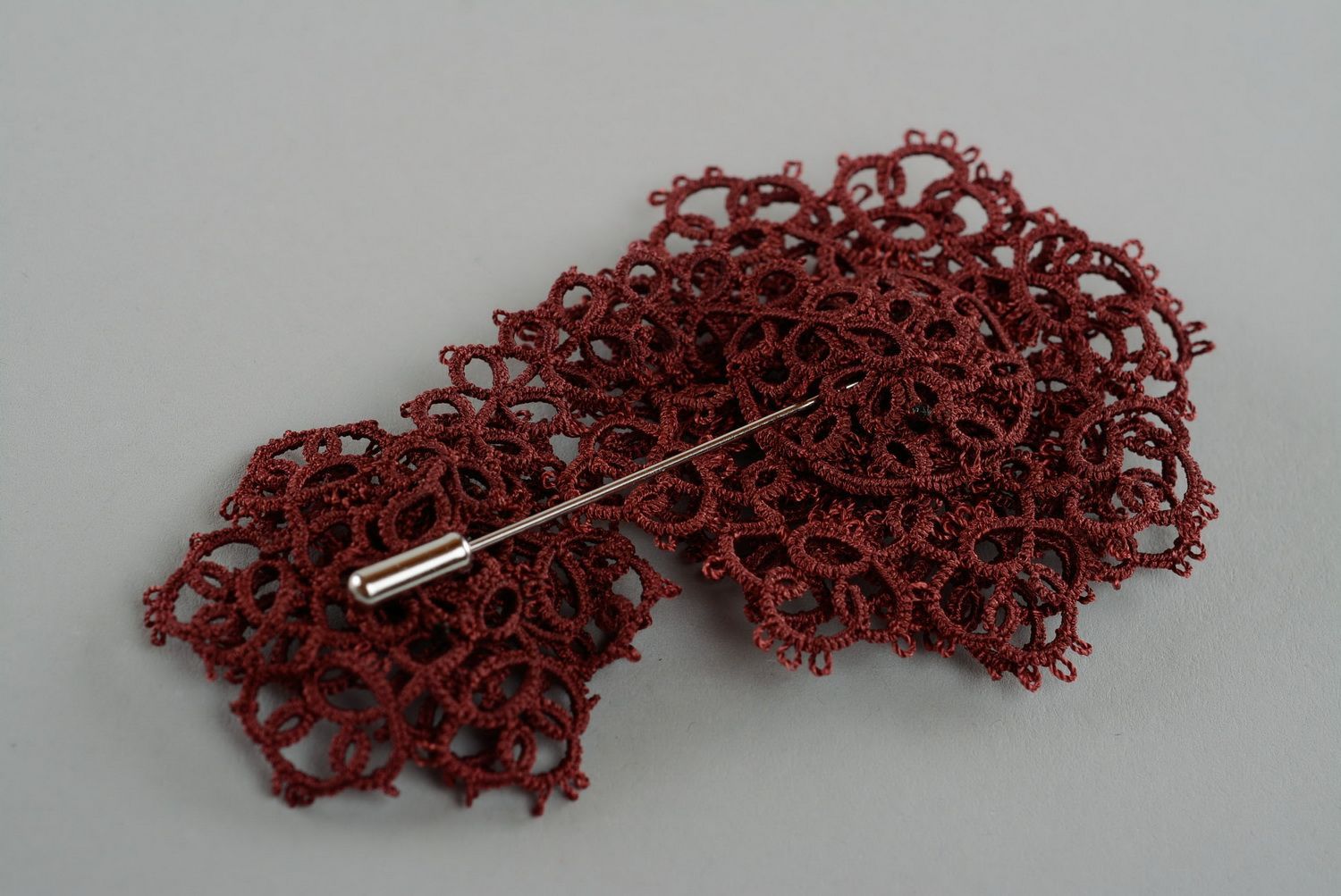Laced brooch made using tatting technique photo 5