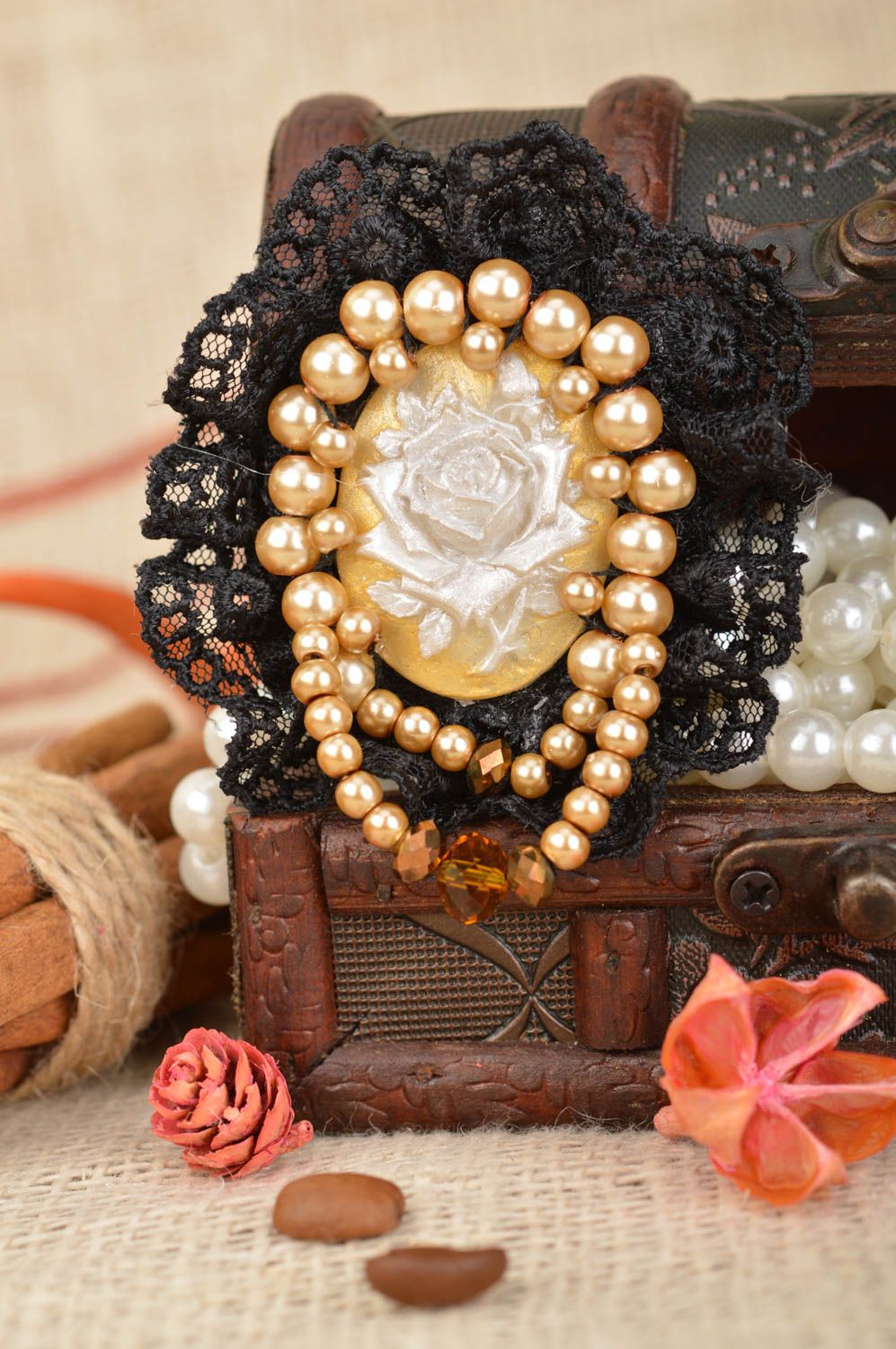 Broche faite main en dentelle noire fausses perles et camée fleur style vintage photo 1