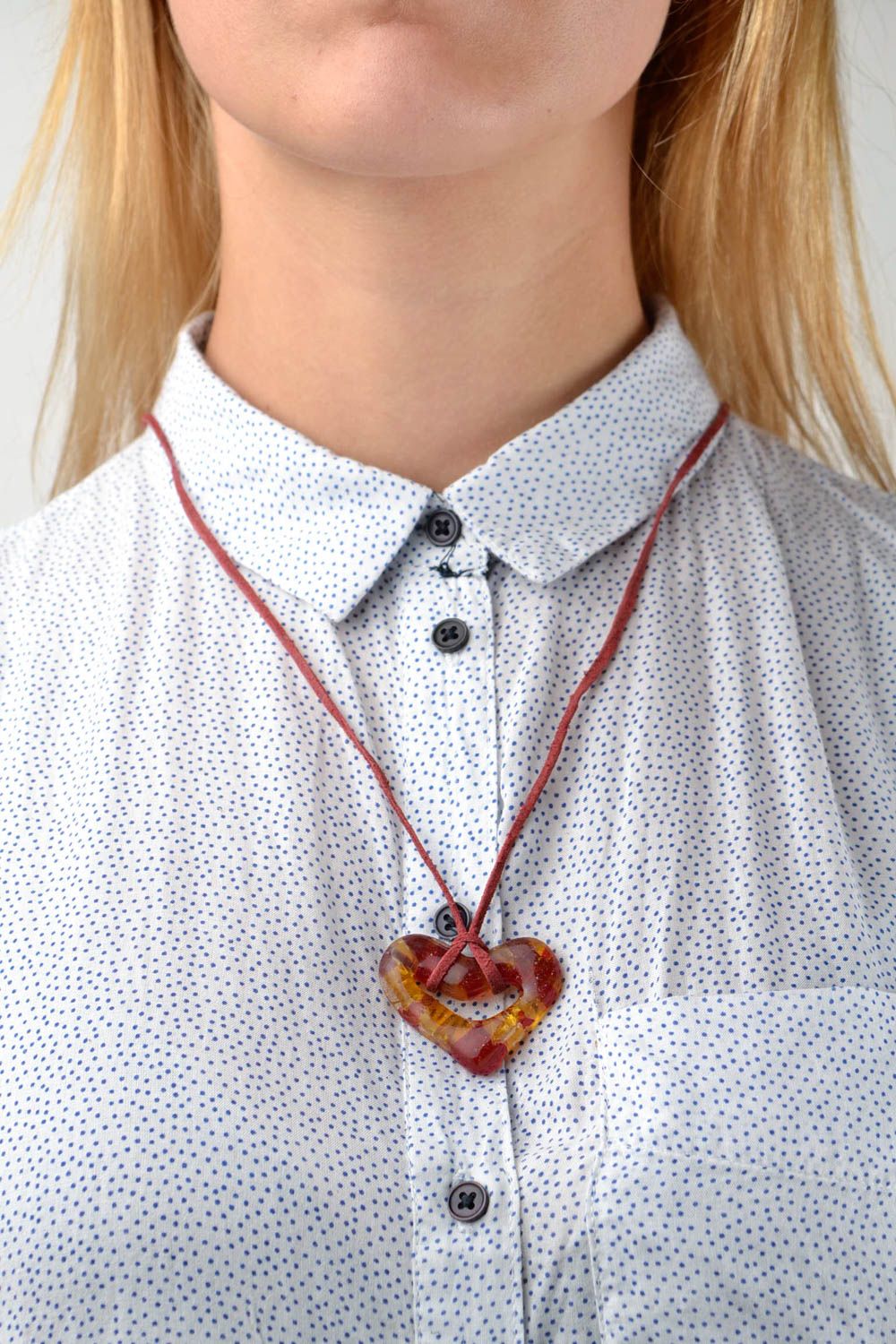 Pendentif en verre Bijou fait main coeur lacet rouge en cuir Accessoire femme photo 2