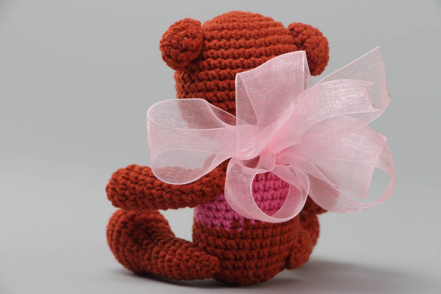 Мягкая вязаная игрушка в виде медвежонка коричневая с розовым ручная работа фото 4