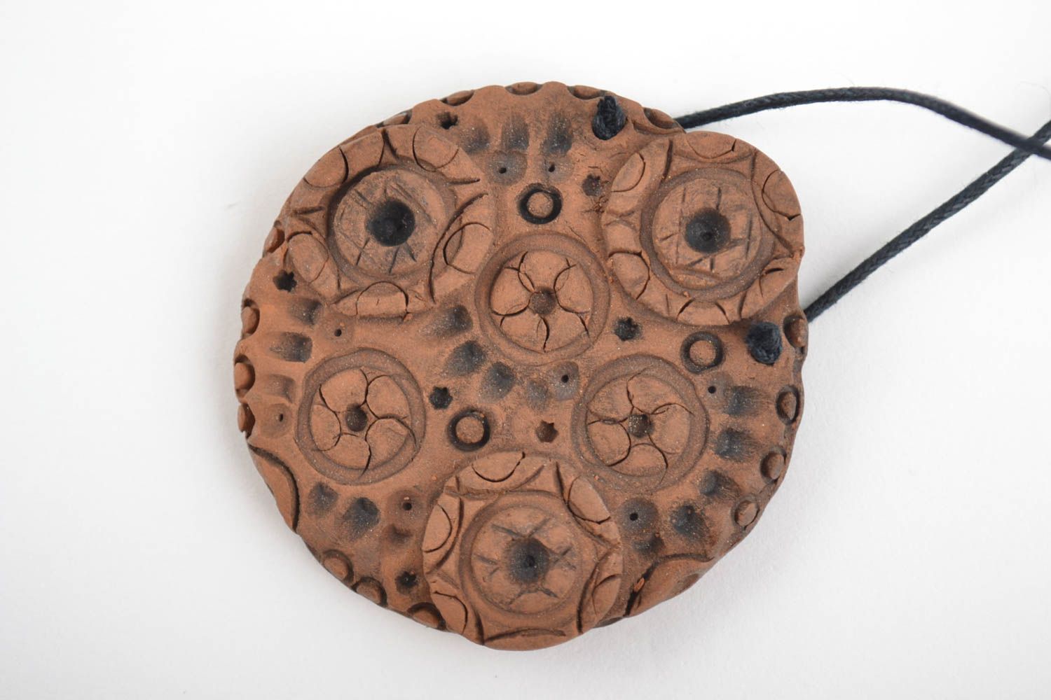 Круглая глиняная подвеска коричневая красивый кулон на шнурке ручной работы фото 5