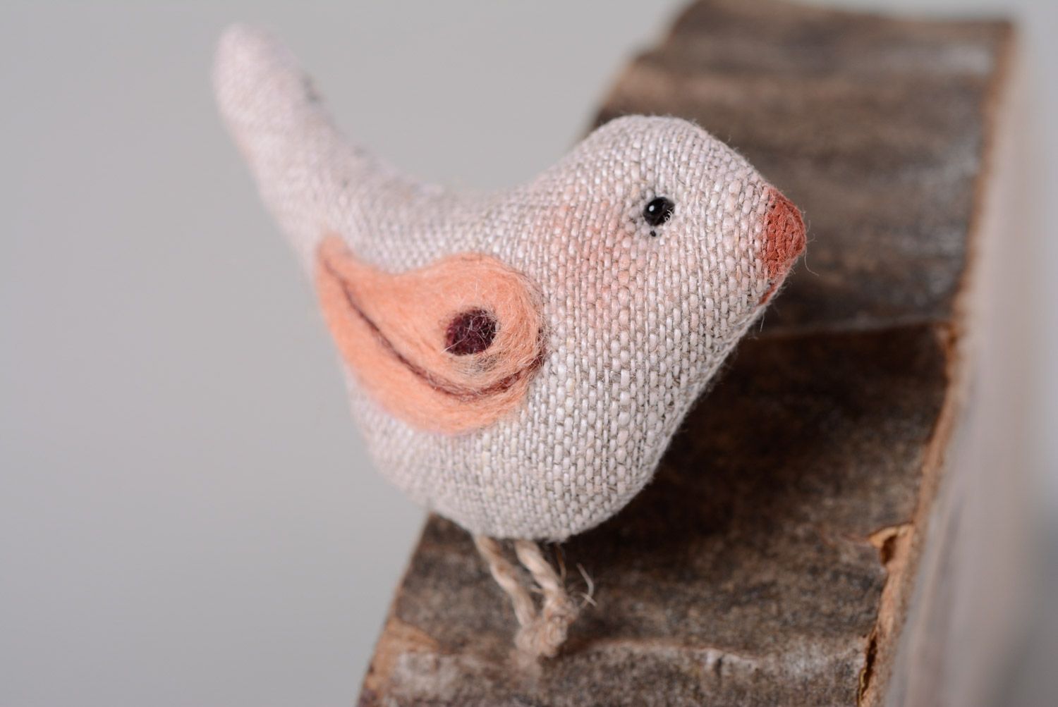 Broche en lin et laine beige originale faite main de créateur en forme d'oiseau photo 1