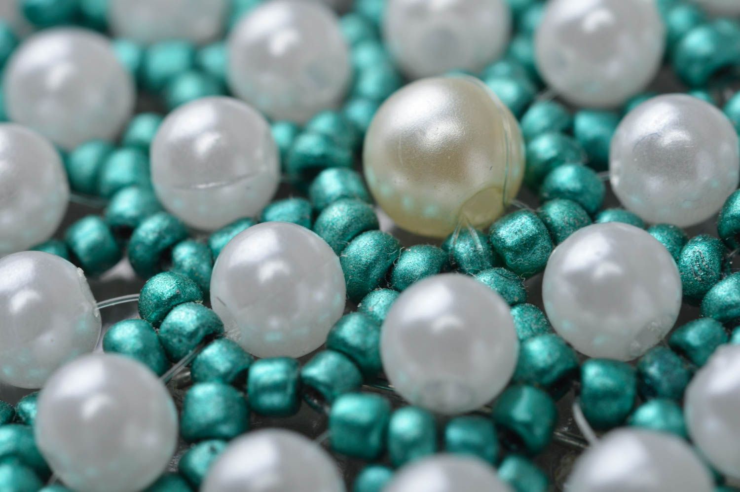 Stylish unusual handmade brooch woven of green and white beads in round shape photo 4