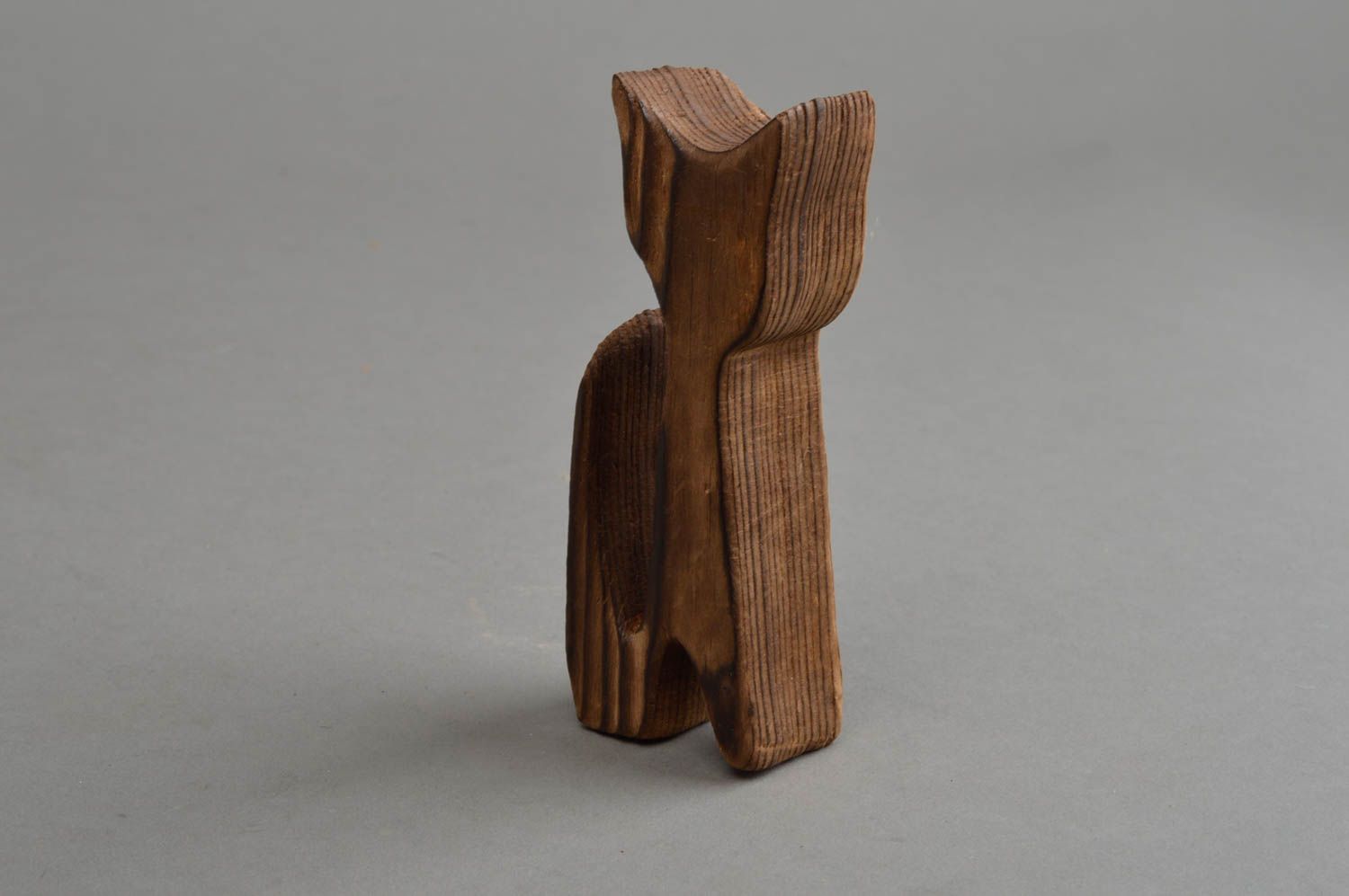 Маленькая деревянная статуэтка в виде кота для декора полки ручной работы фото 3