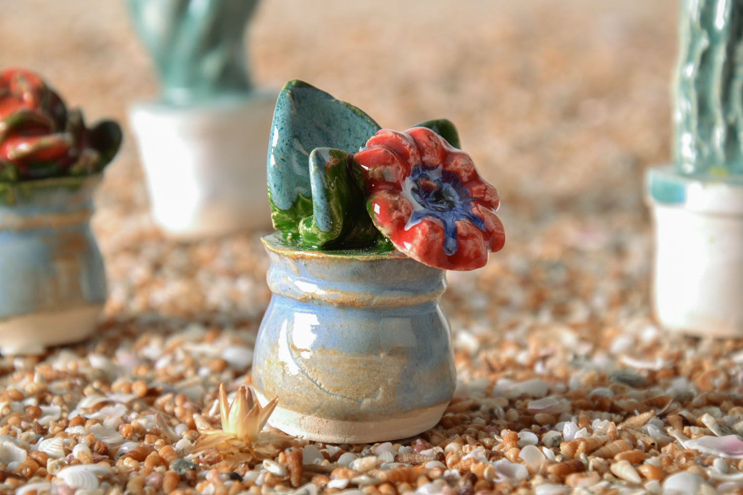 Estatueta de argila artesanal com flor foto 1