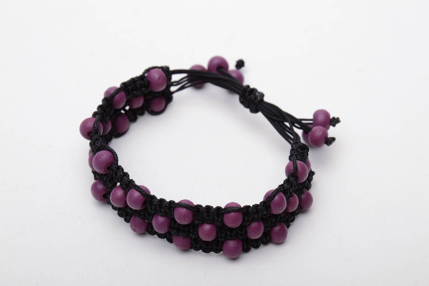 Плетеный браслет из деревянных бусин фиолетовый фото 2