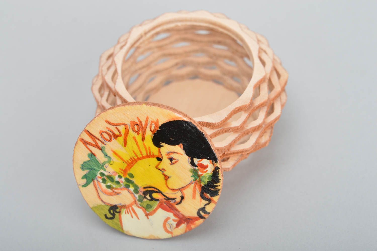 Kleine einzigartige runde Schatulle für Ringe aus Furnierholz handgeschaffen foto 5