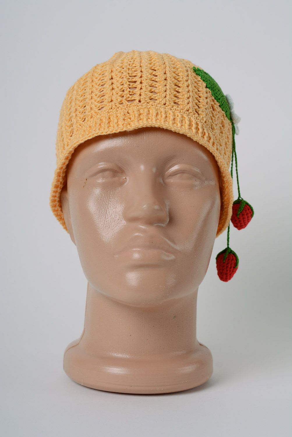 Handgemachte Designer Mütze gehäkelt aus natürlichen Fäden mit Verzierung für Mädchen foto 5
