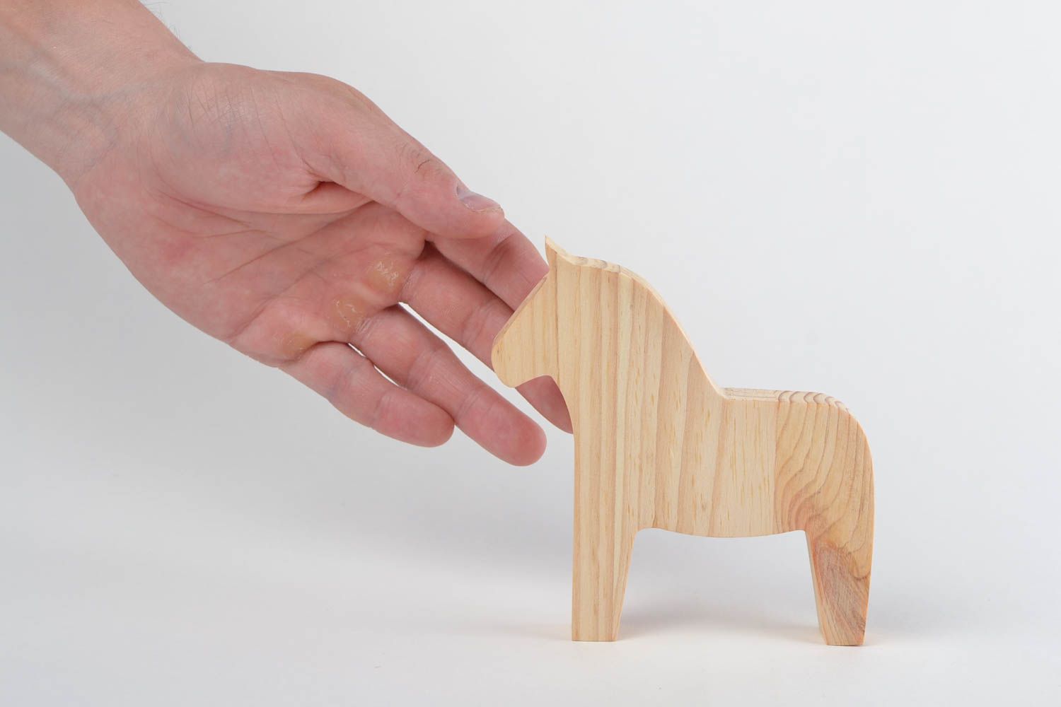 Jouet en bois fait main clair petit écologique en forme de cheval pour enfants photo 2