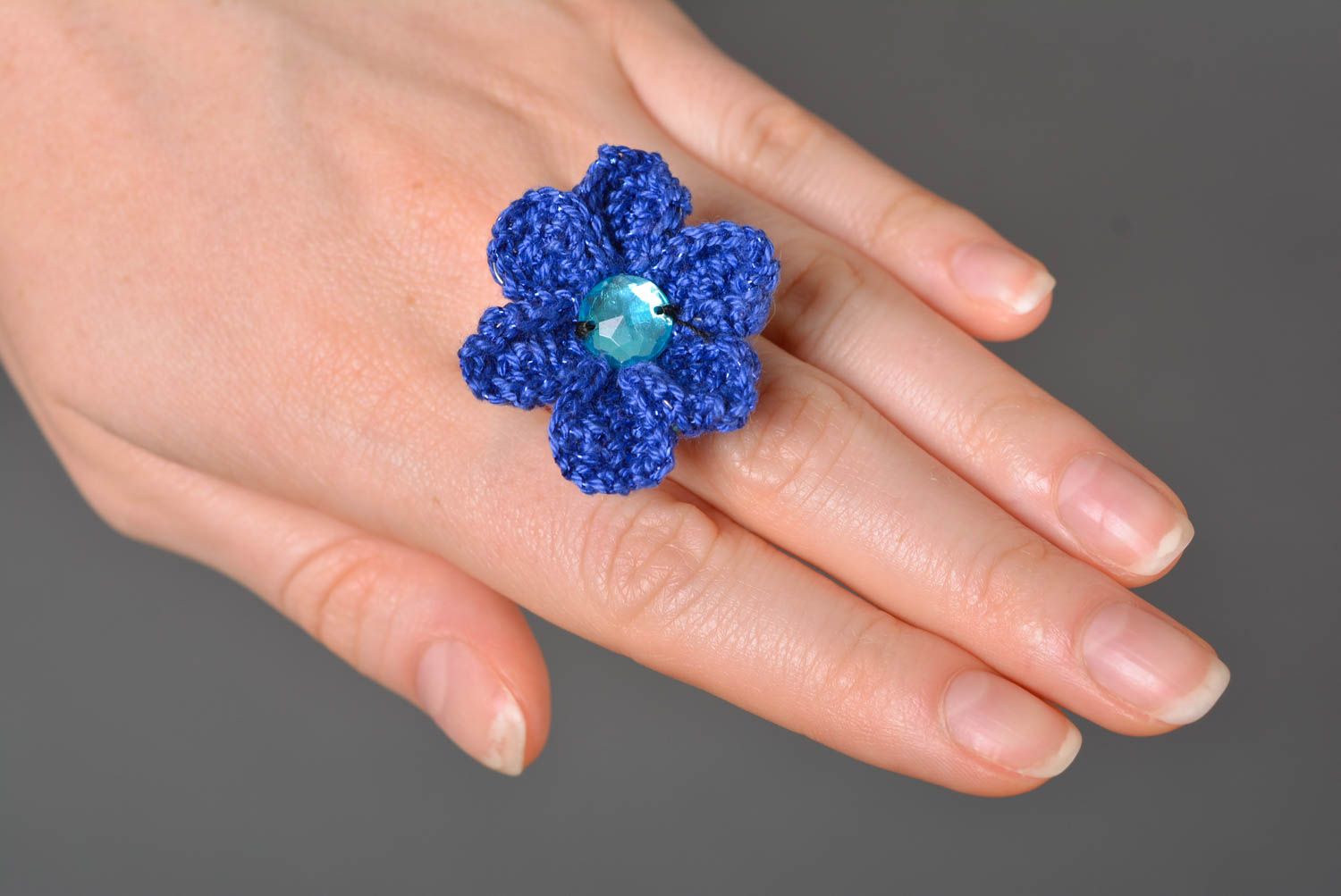 Bague tricot Bijou fait main Cadeau original au crochet bleu fleur petit photo 3