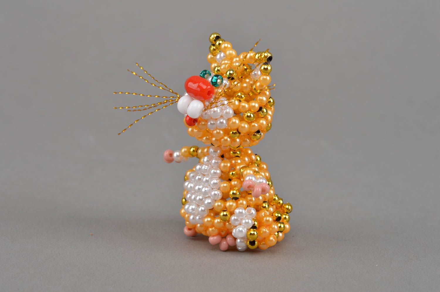 Бисерная фигурка кота желтого ручной работы маленькая для декора дома  фото 2