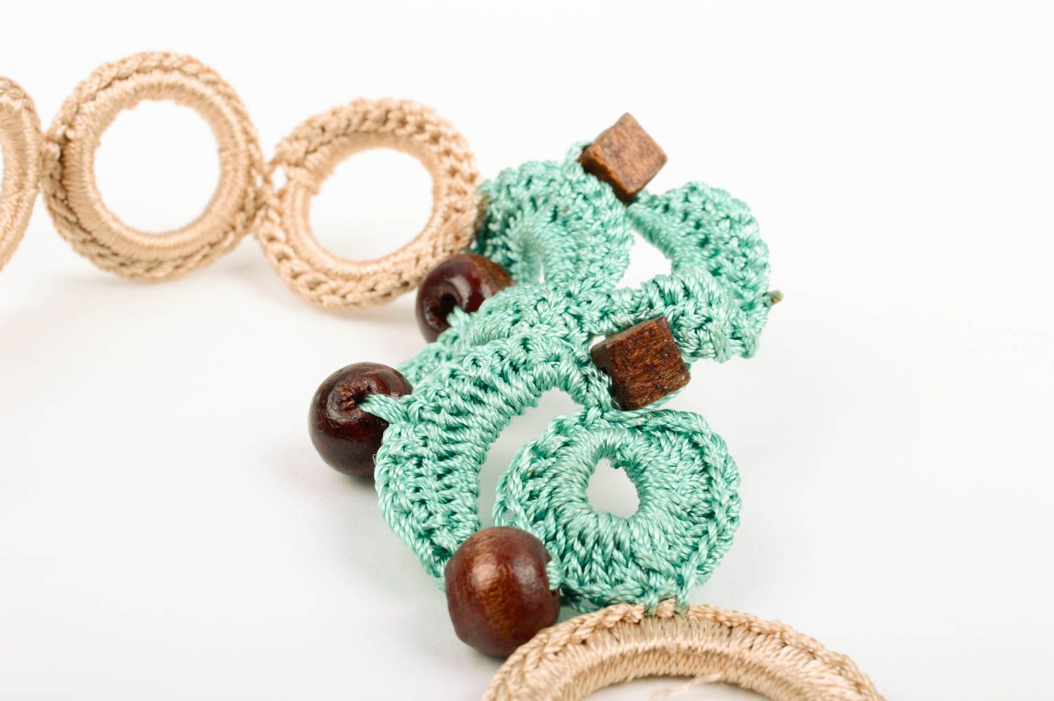 Collier tricoté en fils et perles de bois fait main original bleu-beige-marron photo 5
