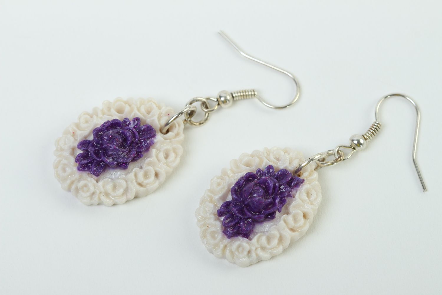 Boucles d'oreilles pendantes Bijou fait main ovales blanc-violet Cadeau femme photo 2