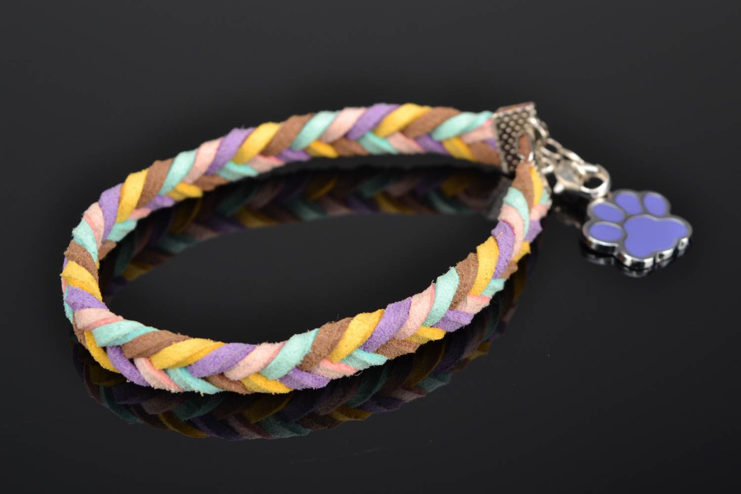 Bracelet tressé en daim avec pendentif en forme de patte photo 1