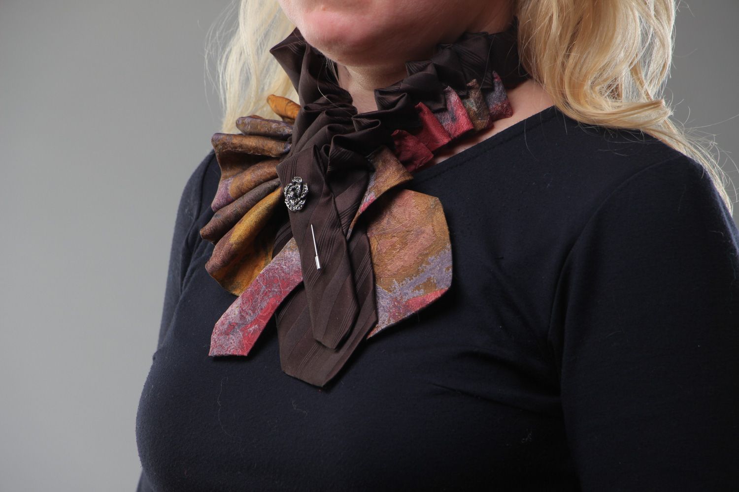 Декоративный воротник из ткани пошитый из мужских галстуков ручной работы женский фото 5