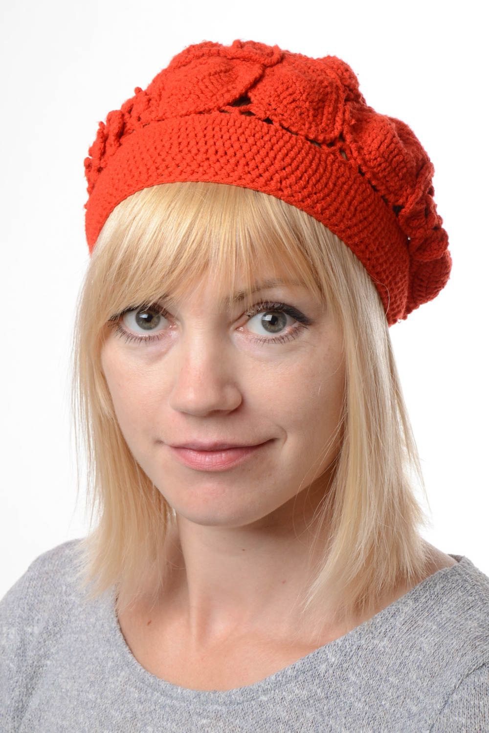 Cappello fatto a mano cappello a maglia da donna in colore rosso traforato
 foto 1