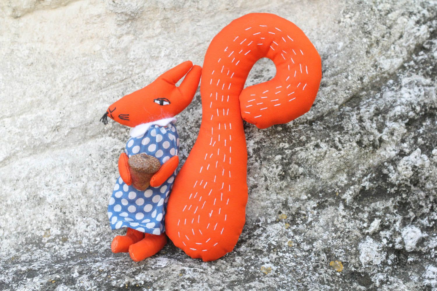 Brinquedo macio têxtil feito à mão de tecido para decoração do interior de materiais naturais Esquilo foto 1