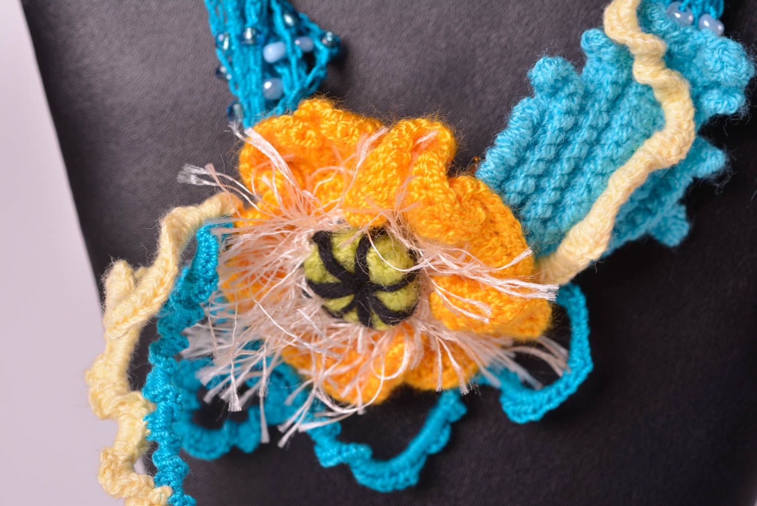 Колье ручной работы украшение из бусин колье из ниток вязаное с желтым цветком фото 4