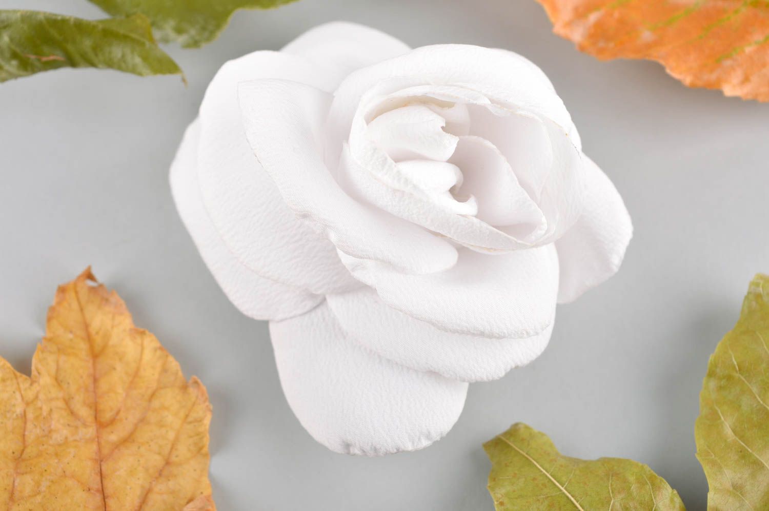 Broche fleur Bijou fait main rose blanche Accessoire femme tissu feutre métal photo 1