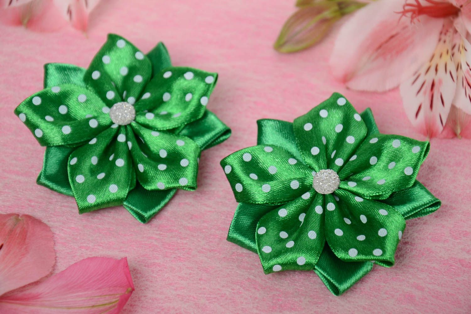 Grüne handgemachte Haarspangen aus Atlasbändern mit Blumen für Kinder 2 Stück  foto 1