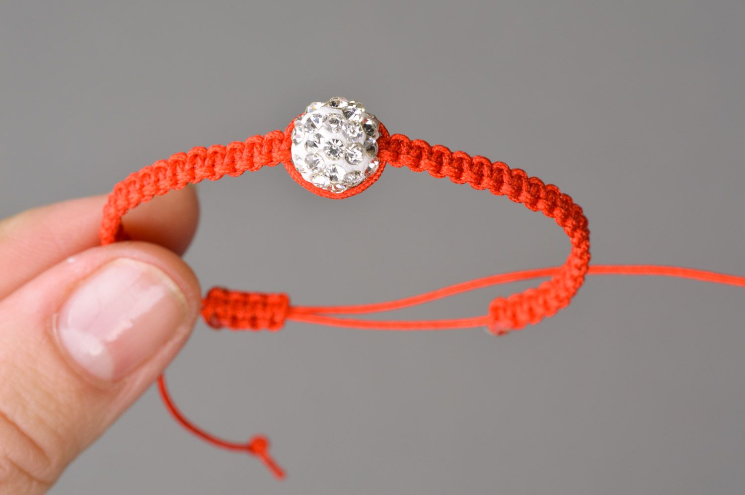 Плетеный браслет из бусины и нитки ручной работы на завязках красный с белым фото 3