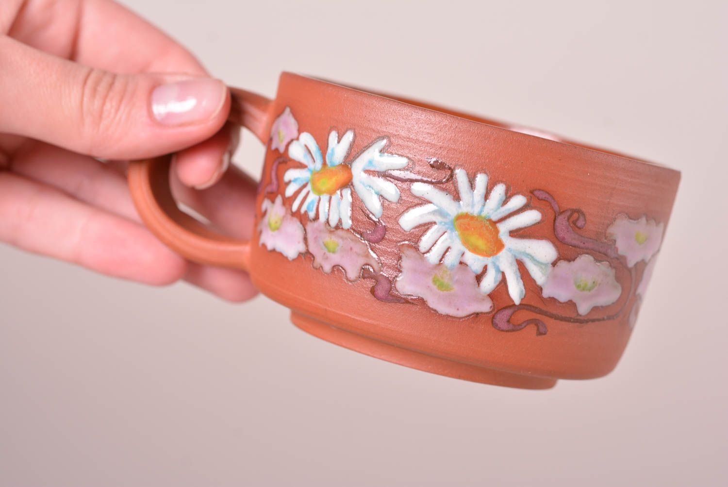Tazza da tè in argilla fatta a mano utensili da cucina con pittura camomille foto 1