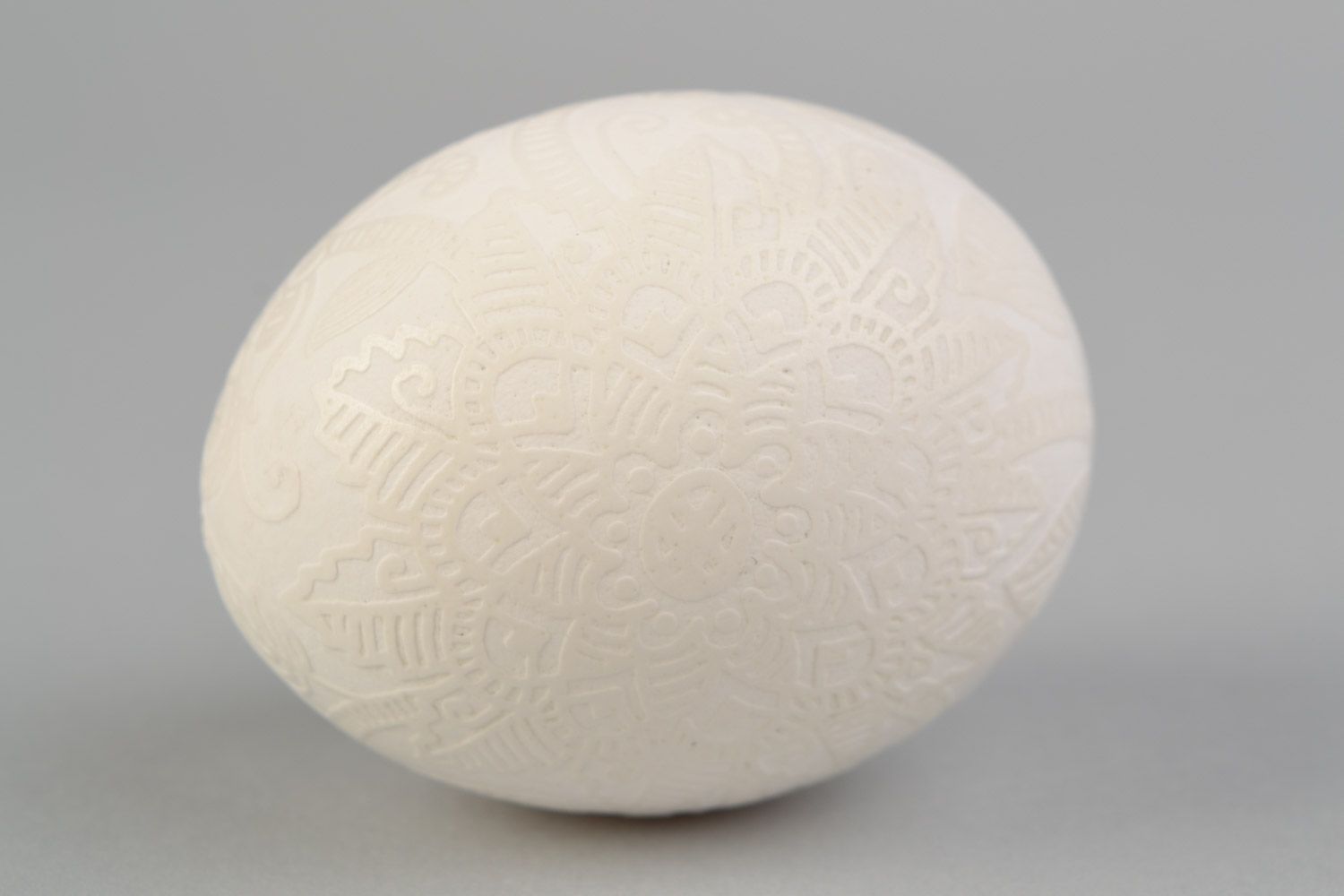 Пасхальное яйцо в технике травления уксусом ручной работы белое необычное фото 3