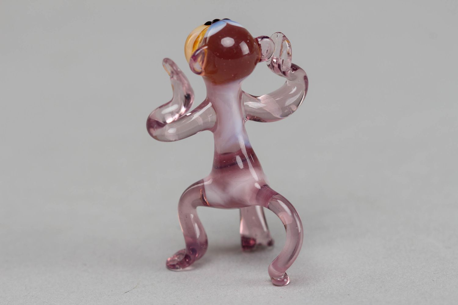 Стеклянная маленькая фигурка обезьянки ручной работы в технике лэмпворк фото 2
