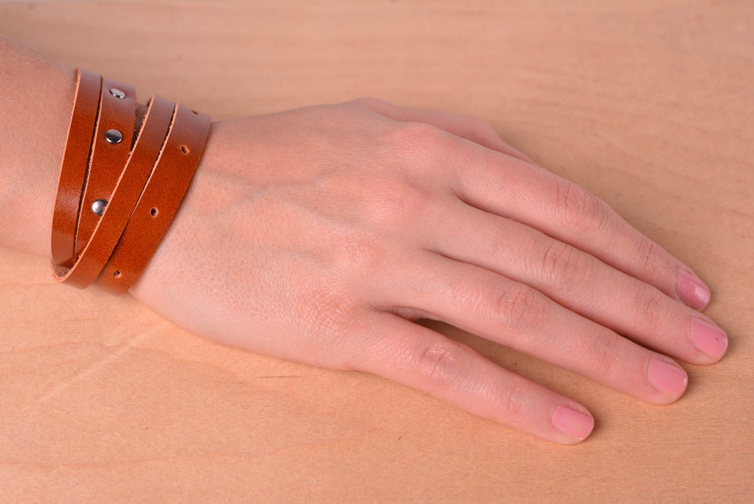 Bracelet cuir Bijou fait main brun avec fourniture en métal Accessoire femme photo 2